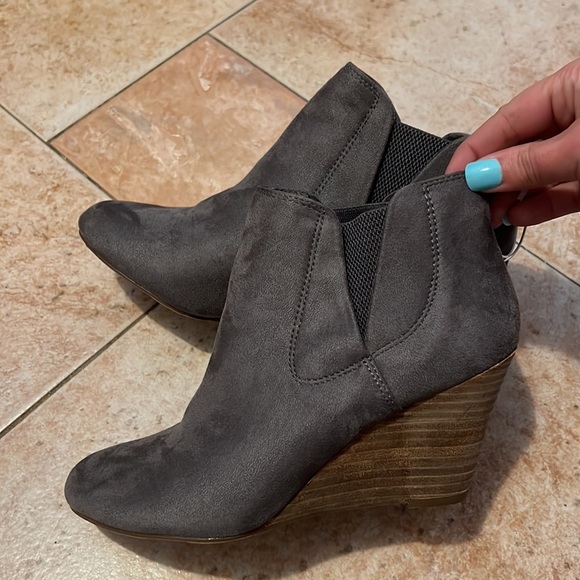 EUC Womens Grey Ankle Boots Wedge Bootoes Grey Size 8 by Report - Picture 3 of 6